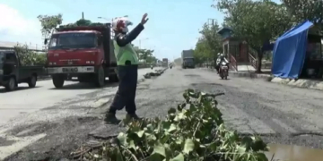 Satpam Tandai Jalan Berlubang Rawan Kecelakaan di Pantura Kaligawe
