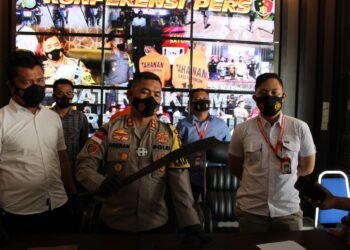 Tak Terima Ditegur Satpam, Pemuda Ini Bawa Parang Rusak Kaca Hotel