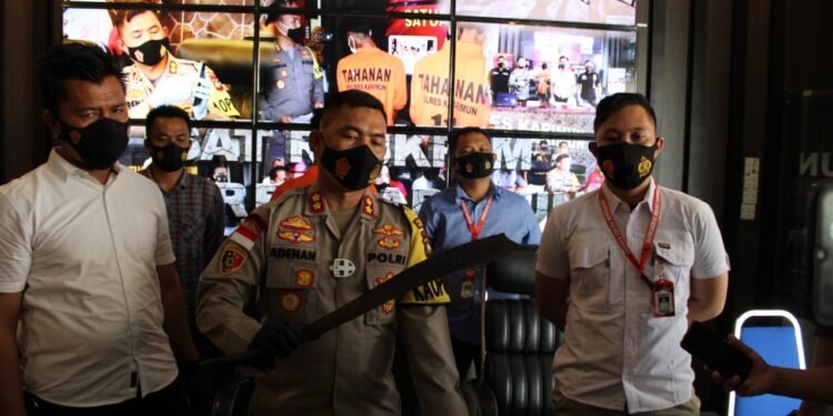 Tak Terima Ditegur Satpam, Pemuda Ini Bawa Parang Rusak Kaca Hotel