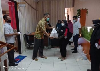 Satpam Diskominfotik Gorontalo Terima Paket Sembako