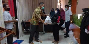 Satpam Diskominfotik Gorontalo Terima Paket Sembako