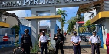 Anggota Brimob Polda Jabar Sambangi Satpam Perumahan