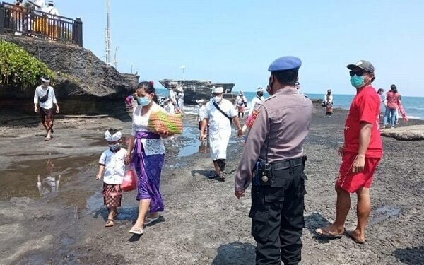 Diprediksi Banyak Wisatawan, Pengamanan di Pantai Tanah Lot Diperketat