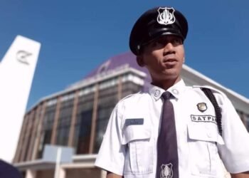 Usia Senja , Tapi Tetap Semangat Bertugas.