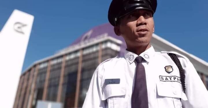 Usia Senja , Tapi Tetap Semangat Bertugas.