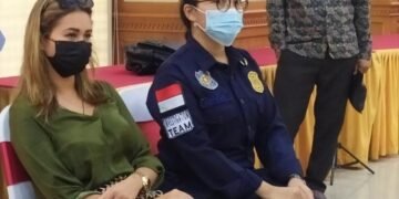 Akhirnya Bule Rusia yang Kelabui Satpam Toko Dideportasi