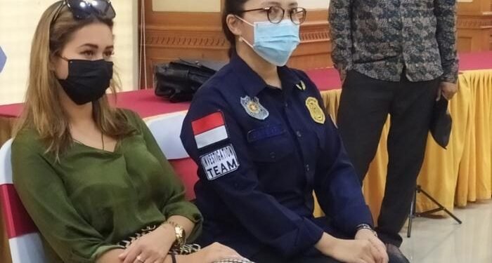 Akhirnya Bule Rusia yang Kelabui Satpam Toko Dideportasi