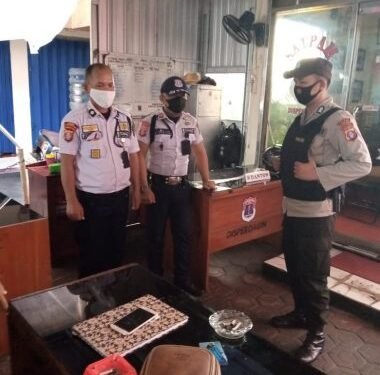 Gelar Patroli Rutin, Polsek KP. Mentaya Sambangi Satpam