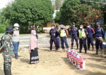 Satpam dan Babinsa Gotong Royong Laksanakan Pengecatan Sekolah