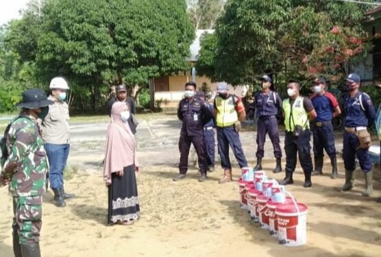 Satpam dan Babinsa Gotong Royong Laksanakan Pengecatan Sekolah