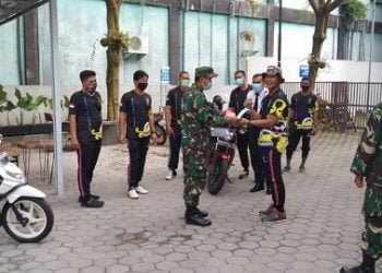 Putus Mata Rantai Covid-19, DENZIBANG 2/XII/PLK Bagi Masker ke Satpam