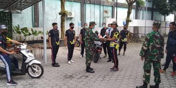 Putus Mata Rantai Covid-19, DENZIBANG 2/XII/PLK Bagi Masker ke Satpam