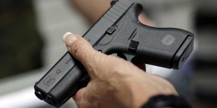 Sekuriti Bank di India Tembak Nasabah Tak Bermasker