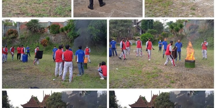 Satpam Kusuma Agrowisata Batu Selenggarakan Latihan Damkar