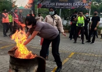 Mal TangCity Gelar Pelatihan Evakuasi Damkar