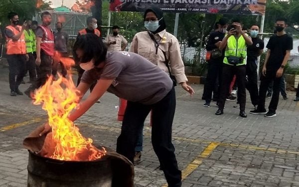 Mal TangCity Gelar Pelatihan Evakuasi Damkar