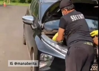 Satpam Selamatkan Warga Perumahan dari Ular Cobra