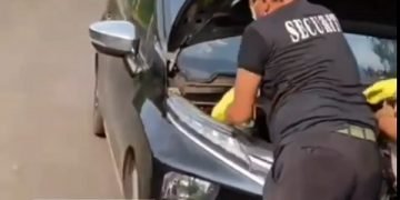 Satpam Selamatkan Warga Perumahan dari Ular Cobra