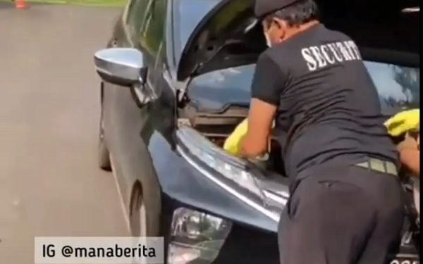 Satpam Selamatkan Warga Perumahan dari Ular Cobra