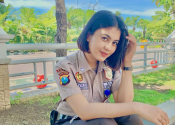 Oktavia Chalalikah, Satpam Cantik yang Memesona dengan Seragamnya