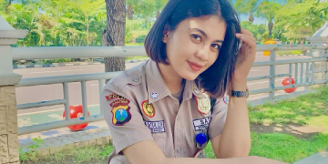 Oktavia Chalalikah, Satpam Cantik yang Memesona dengan Seragamnya