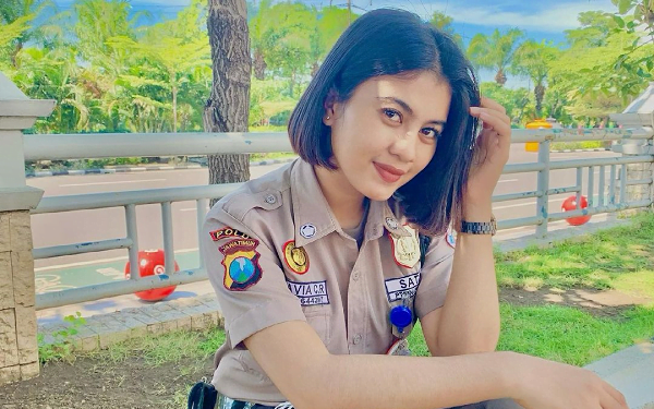 Oktavia Chalalikah, Satpam Cantik yang Memesona dengan Seragamnya