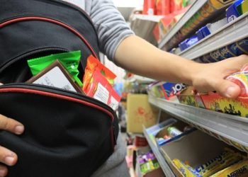 Mengutil Cokelat di Supermarket, HR Kepergok Satpam