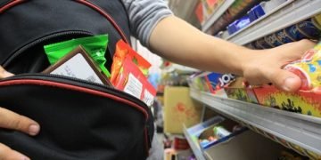 Mengutil Cokelat di Supermarket, HR Kepergok Satpam