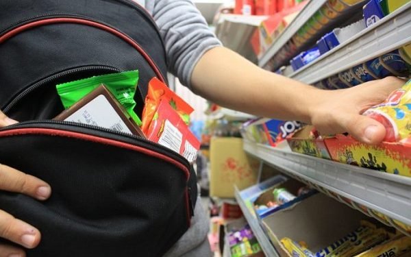 Mengutil Cokelat di Supermarket, HR Kepergok Satpam