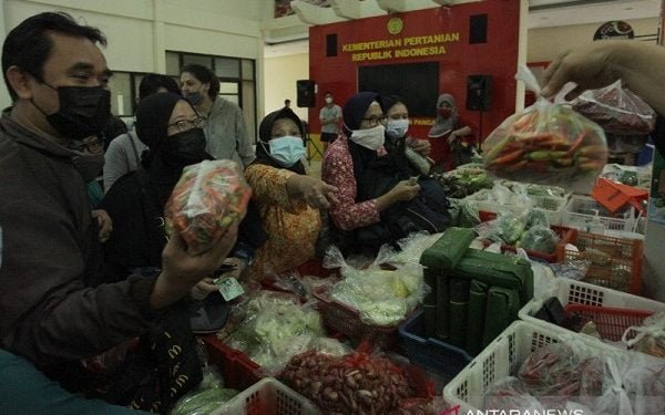 Satpam Pasar Minggu Wajib Periksa Bukti Vaksinasi Pengunjung