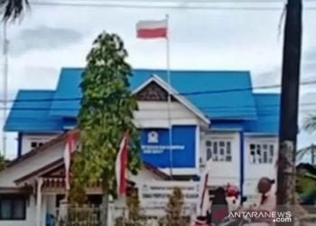 Diduga Ngantuk, Oknum Satpam Pasang Bendera Merah Putih Terbalik