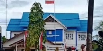Diduga Ngantuk, Oknum Satpam Pasang Bendera Merah Putih Terbalik