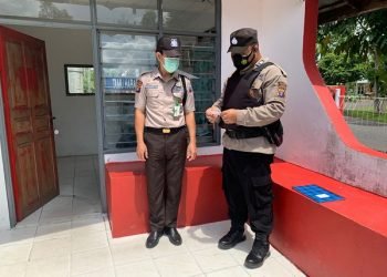 Sambangi Satpam PT Telkom, Anggota Polres Seruyan Berikan Imbauan