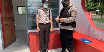 Sambangi Satpam PT Telkom, Anggota Polres Seruyan Berikan Imbauan