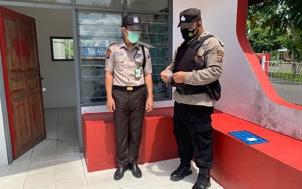 Sambangi Satpam PT Telkom, Anggota Polres Seruyan Berikan Imbauan