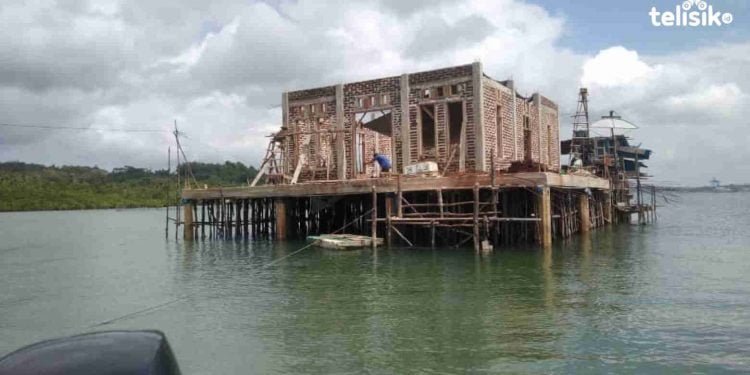 Satpam BUMN di Kota Kendari Bangun Masjid di Laut