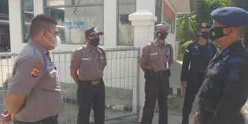 Edukasi Prokes, Anggota Brimob Polda Jabar Sambangi Satpam