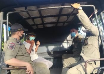 Satpol PP Amankan Bule Rusia yang Diduga Depresi di Bali