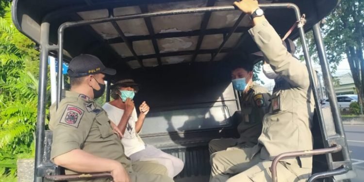 Satpol PP Amankan Bule Rusia yang Diduga Depresi di Bali