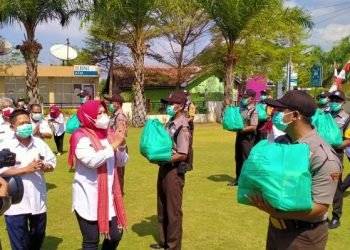 Satpam RSUD Bagas Waras Terima Sembako dari Bupati Klaten