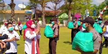 Satpam RSUD Bagas Waras Terima Sembako dari Bupati Klaten