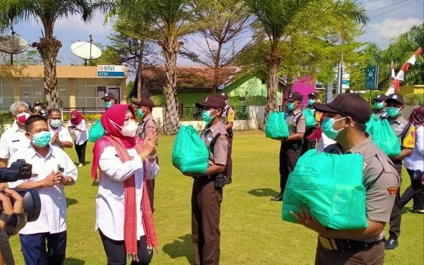 Satpam RSUD Bagas Waras Terima Sembako dari Bupati Klaten