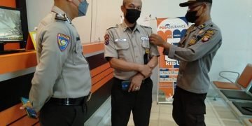 Kanit Binkamsa Polres Singkawang Cek Seragam dan Atribut Satpam