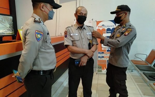 Kanit Binkamsa Polres Singkawang Cek Seragam dan Atribut Satpam
