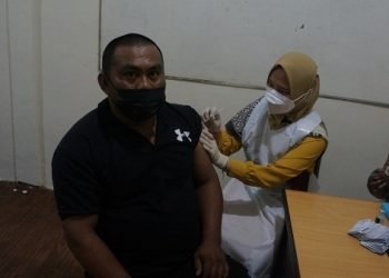 Satpam Ikuti Vaksinasi yang Digelar Polres Muara Enim