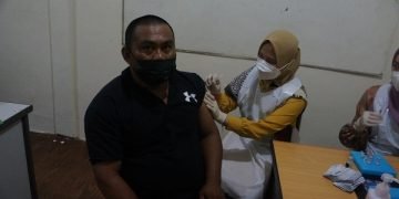 Satpam Ikuti Vaksinasi yang Digelar Polres Muara Enim