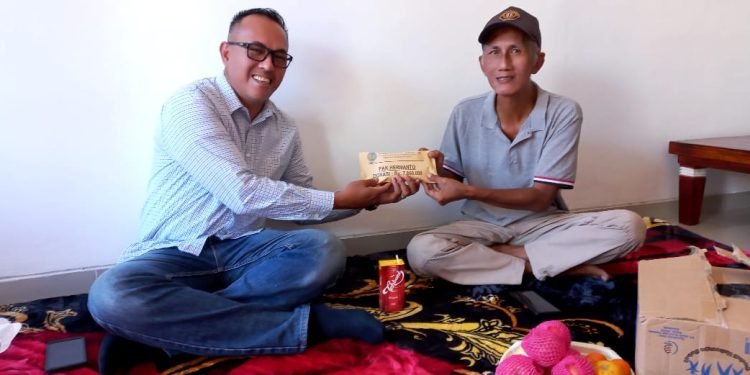 ABUJAPI Kepri Peduli Berikan Dana Bantuan untuk Pengobatan Ketua KBS-RI