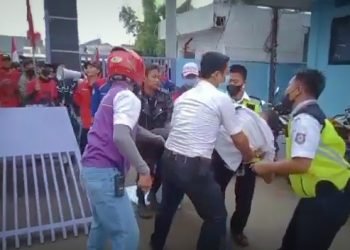 Demo Buruh di Brebes Ricuh, Pintu Pabrik Roboh Timpa Satpam