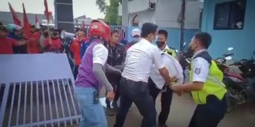 Demo Buruh di Brebes Ricuh, Pintu Pabrik Roboh Timpa Satpam