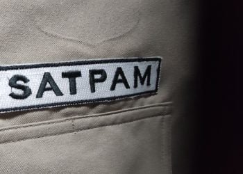 Demi Keselamatan Penggunan Jalan, Satpam Inisiatif Tutup Lubang